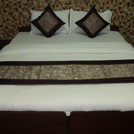 Benazeer Hotel Mumbai Exterior photo