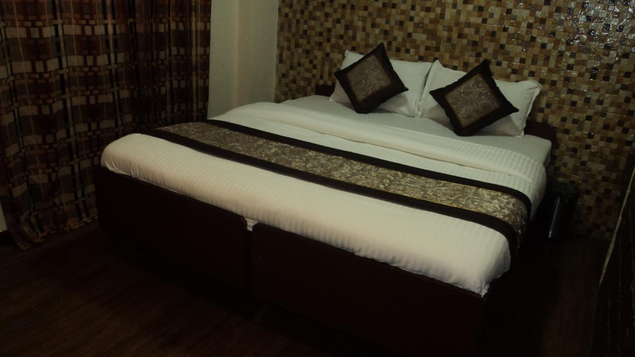 Benazeer Hotel Mumbai Exterior photo
