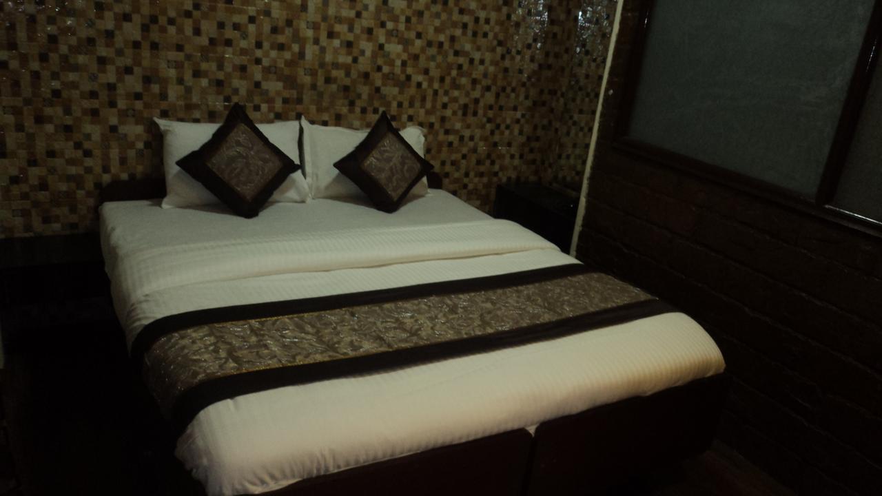 Benazeer Hotel Mumbai Exterior photo