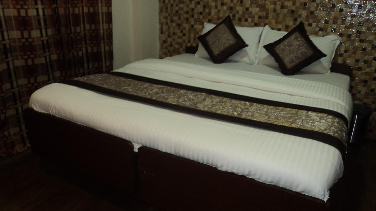 Benazeer Hotel Mumbai Exterior photo