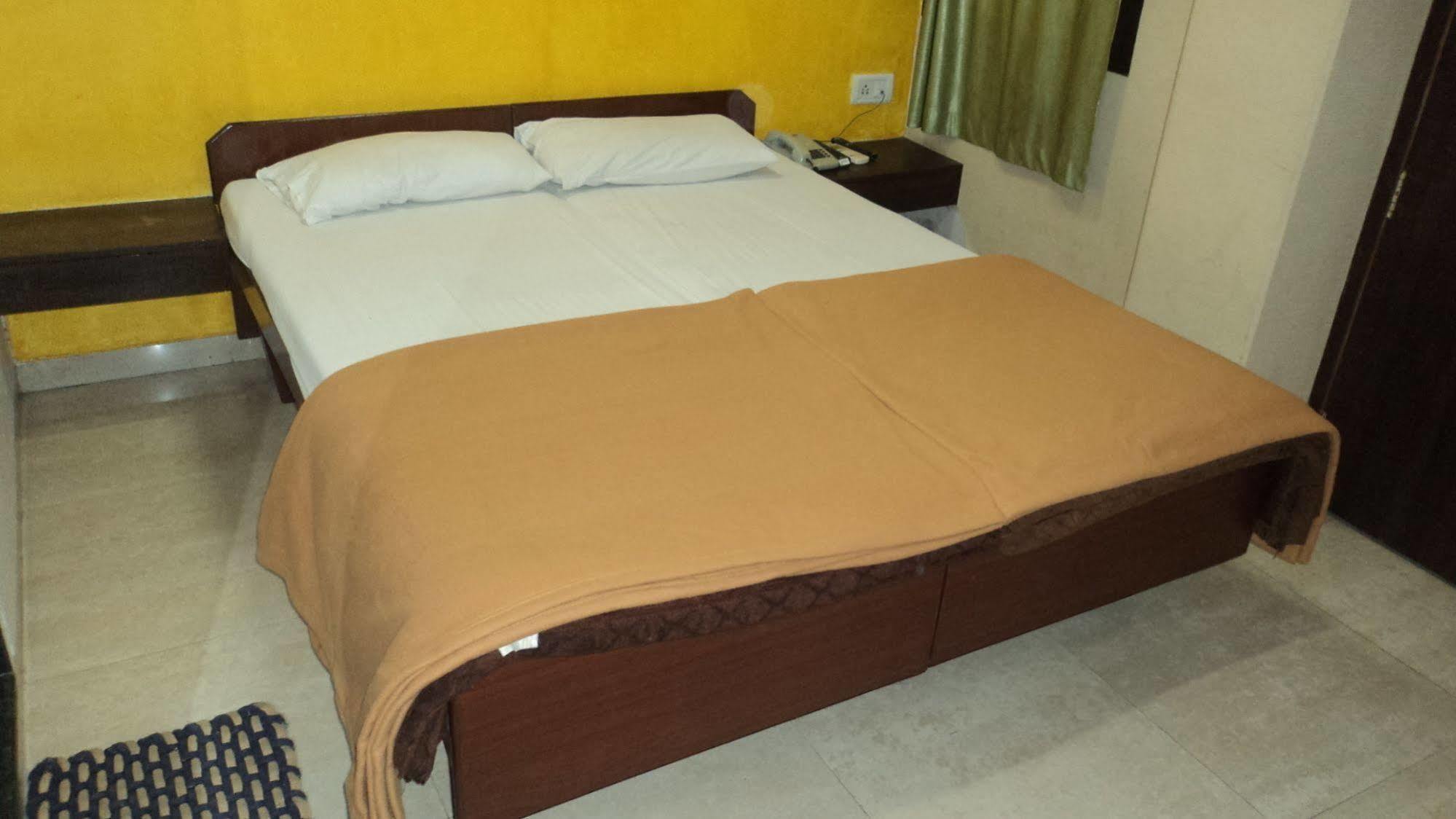 Benazeer Hotel Mumbai Exterior photo