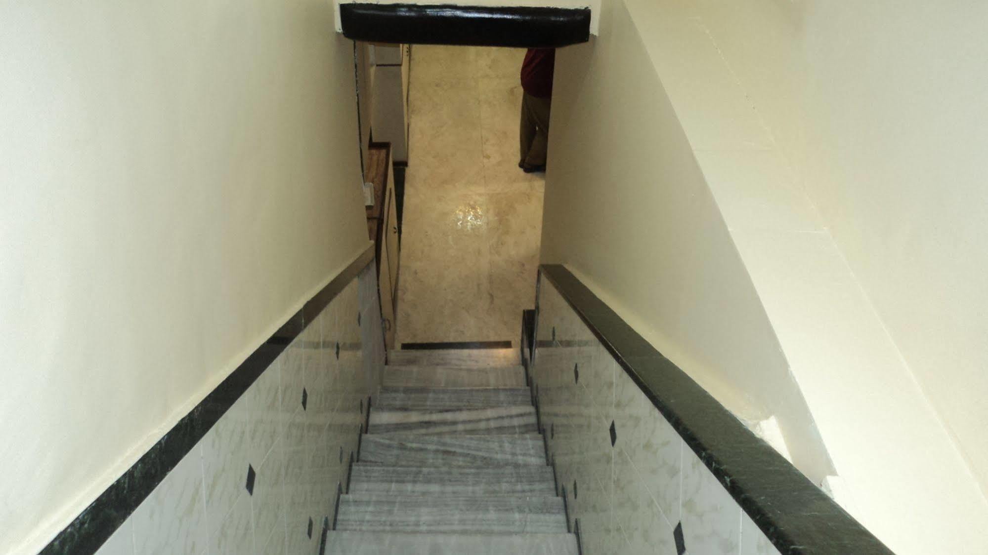 Benazeer Hotel Mumbai Exterior photo