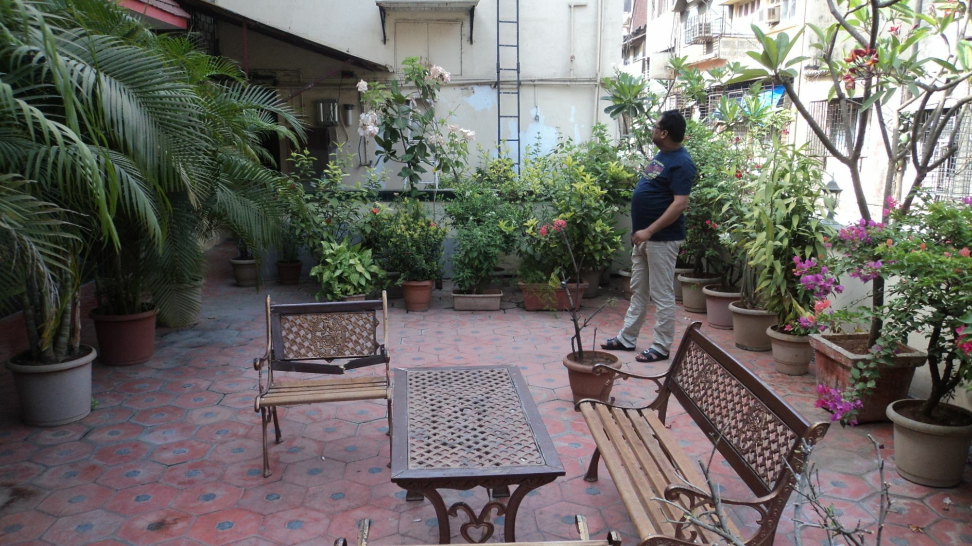 Benazeer Hotel Mumbai Exterior photo